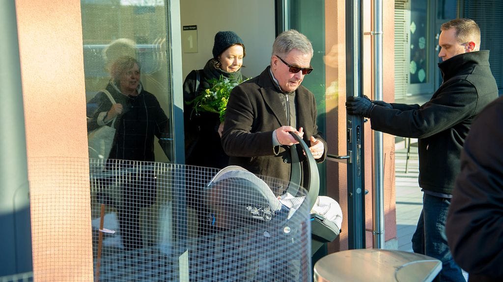 Tasavallan presidentti Sauli Niinistön ja rouva Jenni Haukion elo uuden perheenjäsenen kanssa on sujunut hyvin.