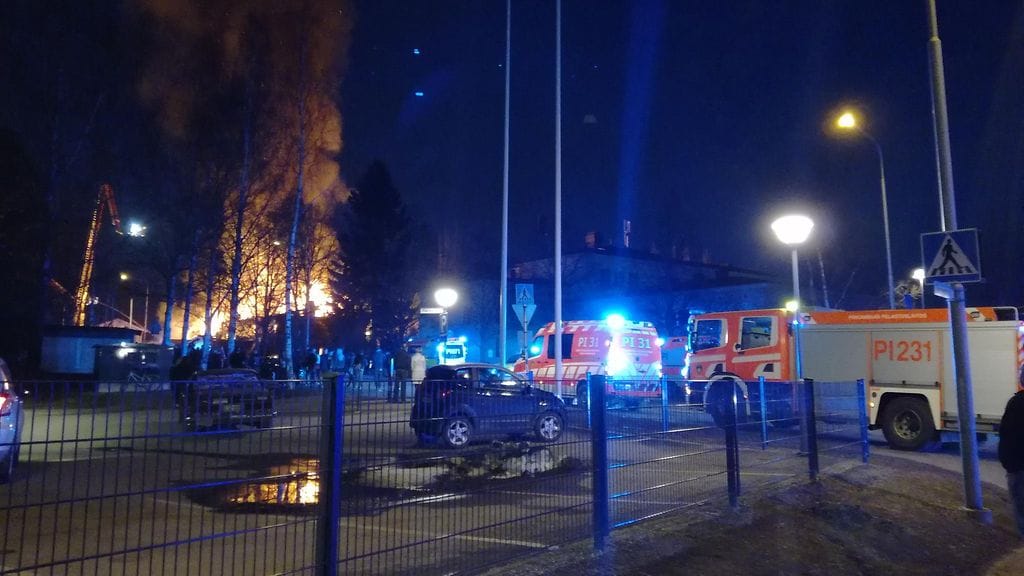 Tampereella rivitalon tuhonneen tulipalon takia kotinsa menettäneille kerätään lahjoituksia sosiaalisessa mediassa.