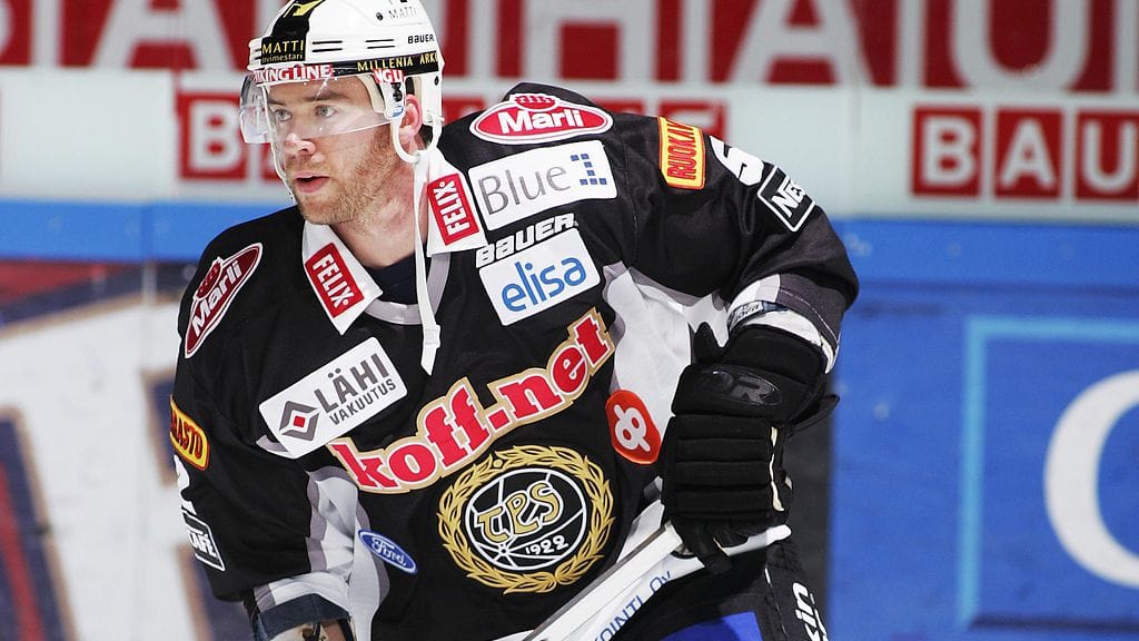 Craig Rivet pelasi työsulkukaudella 2004-05 TPS:n paidassa.