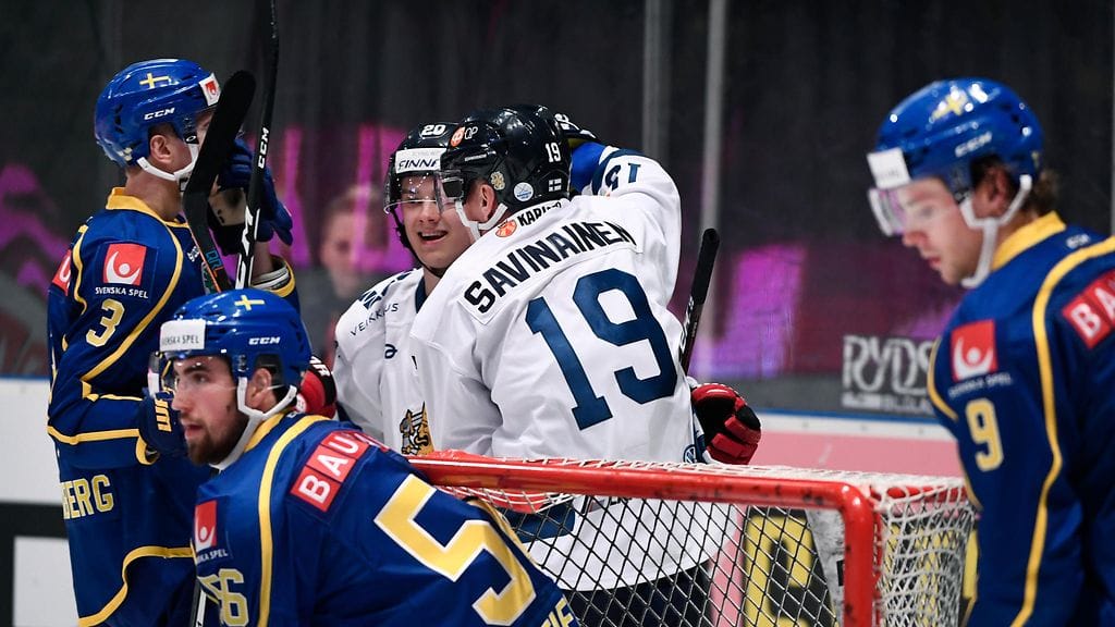 Sebastian Aho ja Veli-Matti Savinainen juhlivat Suomen 2-1-maalia.