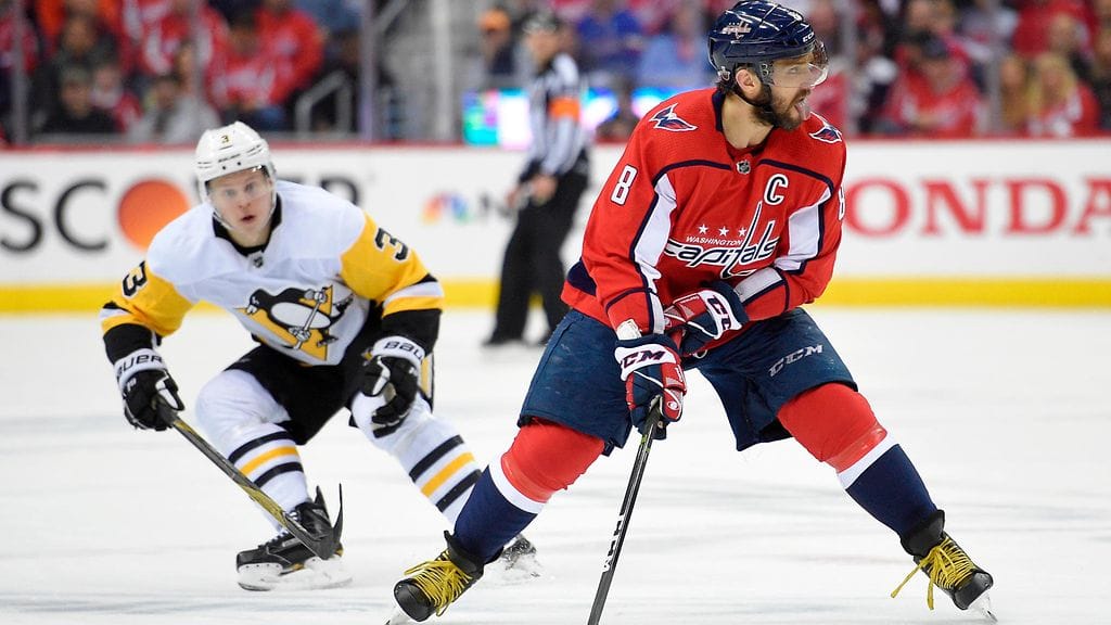 Pittsburgh Penguinsin Olli Määttä varjosti Washington Capitalsin kapteeni Aleksandr Ovetshkinia.