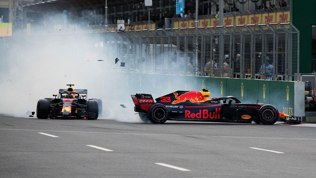 Red Bullin Max Verstappen ja Daniel Ricciardo kolaroivat Bakun GP:ssä.