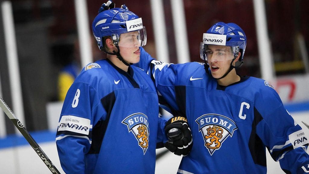 Saku Mäenalanen (vasemmalla) ja Teuvo Teräväinen (oikealla) hurmasivat nuorten MM-kisoissa. Tämän jälkeen Teräväinen on ponnistanut NHL:ään, kun taas Mäenalanen on hakenut kehitysaskeleita koto-Suomessa.