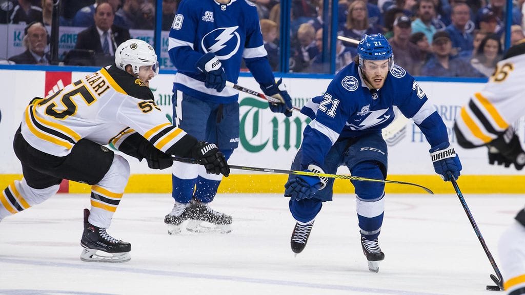 Tampa Bay Lightningin Brayden Point (kiekossa) oli viheliäisellä pelipäällä.