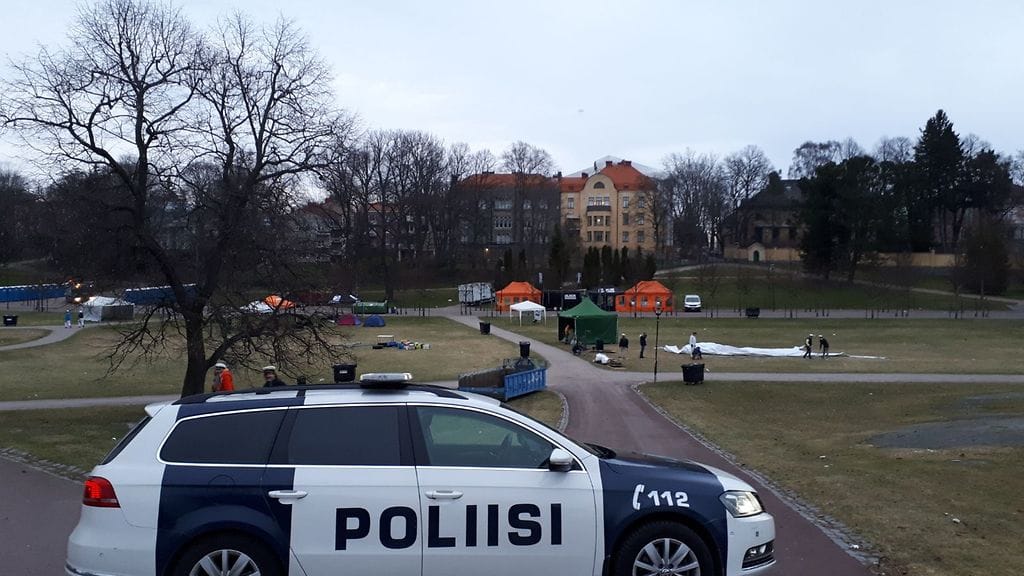 Poliisi Helsingin Kaivopuistossa vappuaattona 30. huhtikuuta 2018.