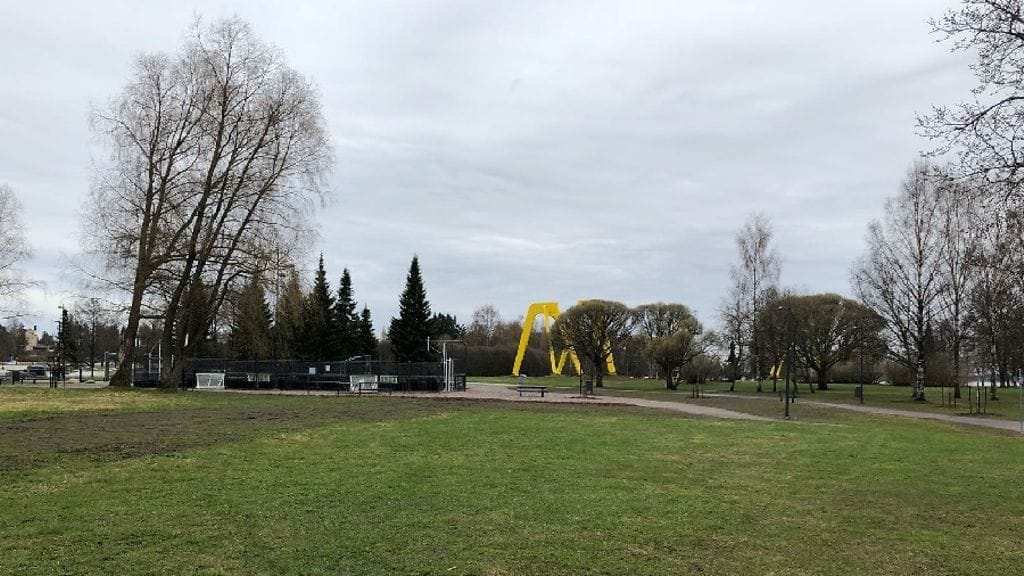 Puukotus tapahtui Järvenpään Rantapuistossa vappuaattona. Paikalla oli tuolloin runsaasti nuorisoa.