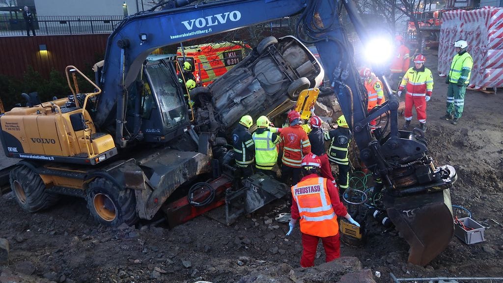 Osa henkilöautossa olleista jäi puristuksiin.