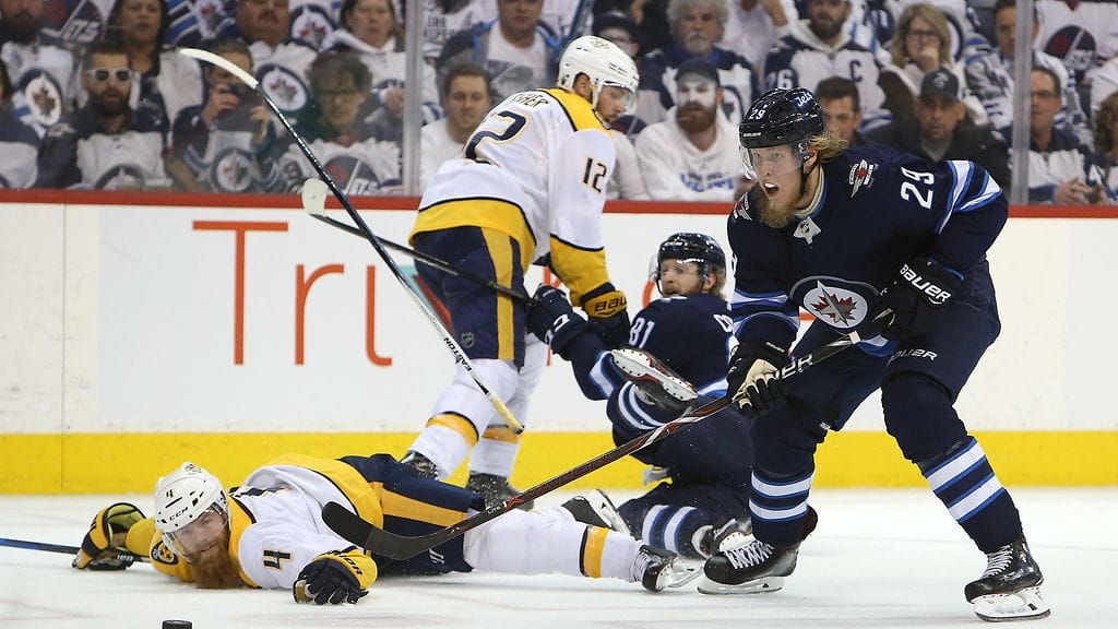 Winnipeg Jetsin Patrik Laine juonimassa Nashville Predatorsia vastaan.
