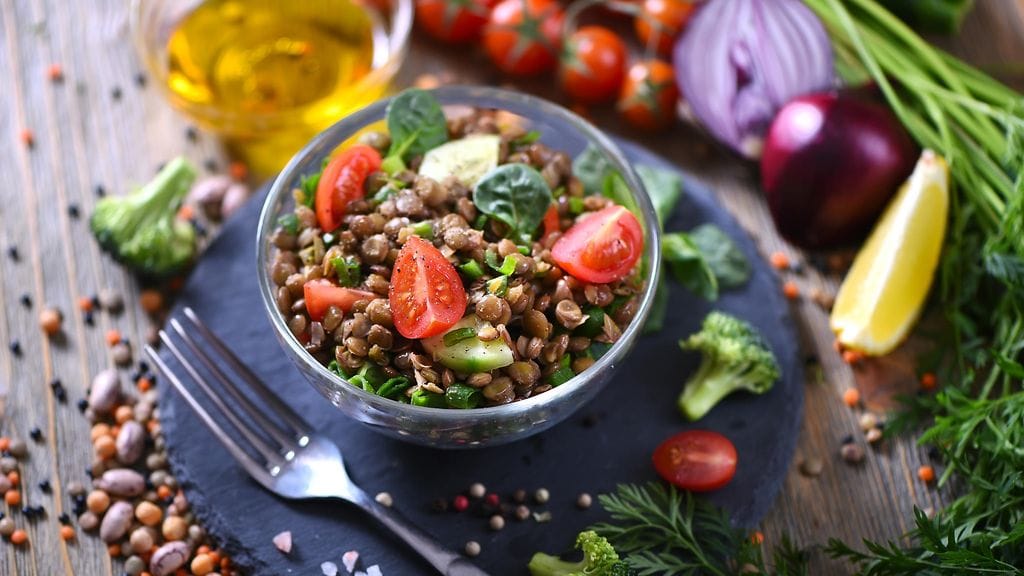 linssisalaatti kasvisruoka