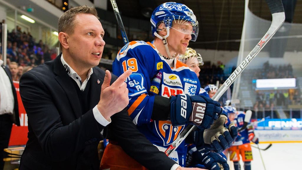 Jussi Tapola ja Veli-Matti Savinainen kevään 2017 SM-liigan pudotuspeleissä.