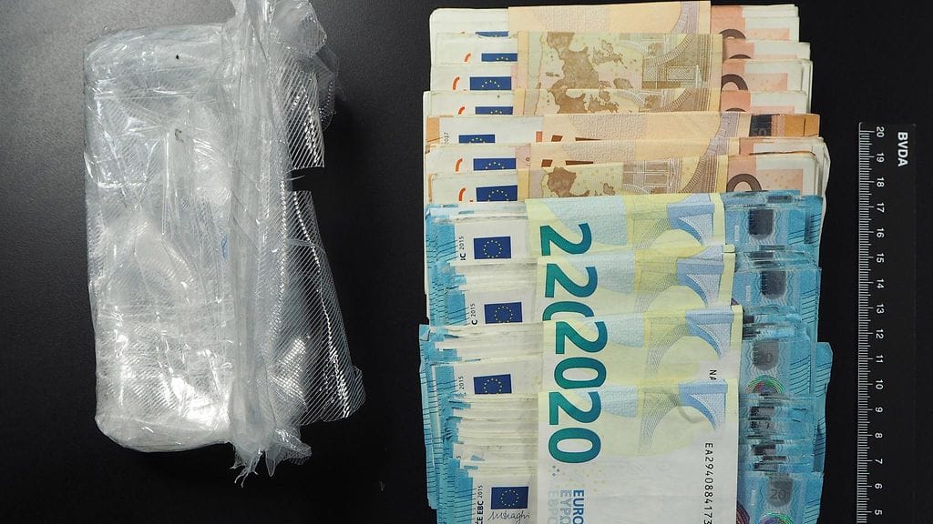 Poliisi takavarikoi huumeiden lisäksi yli 30 000 euroa käteistä. Kuva Tullin vuonna 2017 tekemästä takavarikosta.