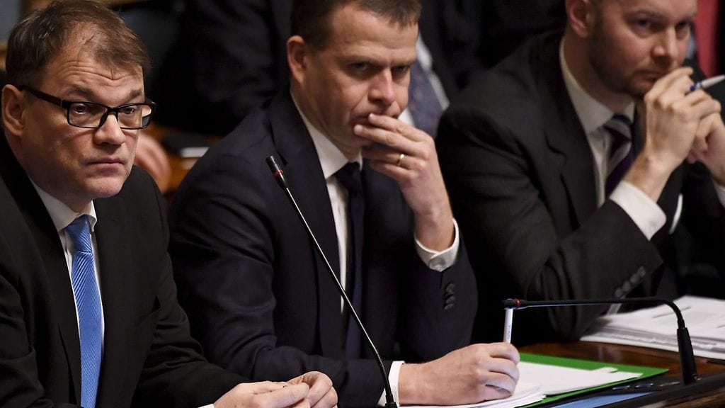 Puoluejohtajat vasemmalta, pääministeri Juha Sipilä (kesk.), valtiovarainministeri Petteri Orpo (kok.) ja eurooppa-, kulttuuri- ja urheiluministeri Sampo Terho (sin.) eduskunnan suullisella kyselytunnilla Helsingissä torstaina 8. helmikuuta 2018.