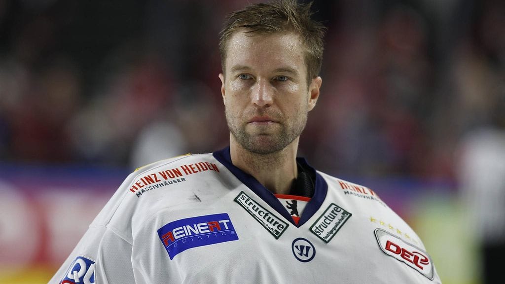 Petri Vehanen löi hokkarit naulaan huhtikuun lopulla.