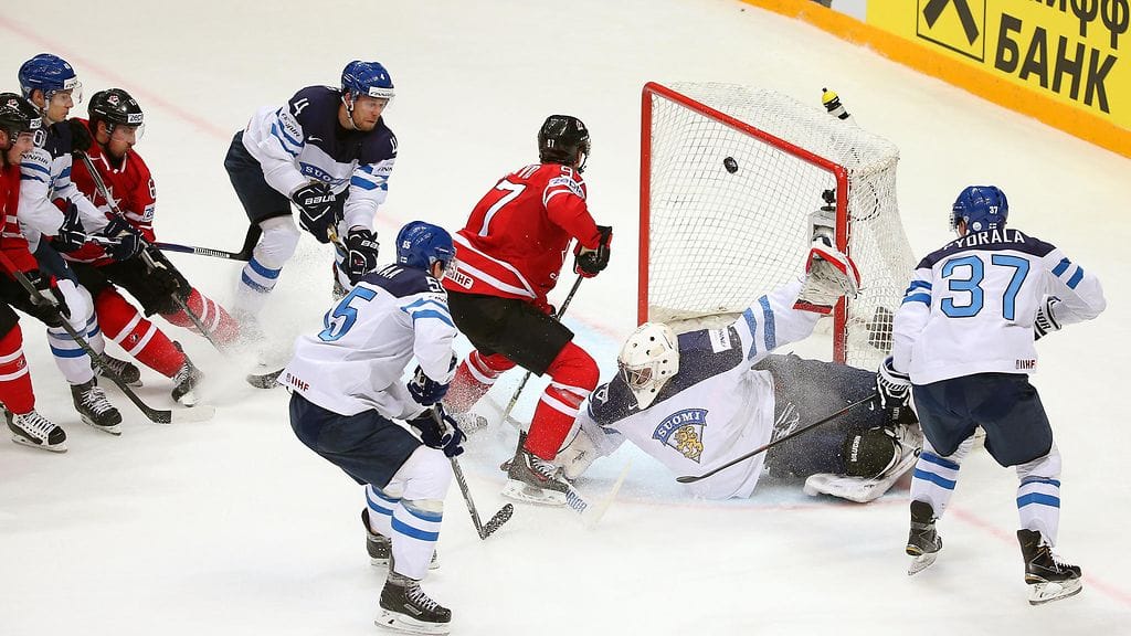 Siitä se syntyi. Connor McDavid teki Kanadalle voittomaalin vuoden 2016 MM-finaalissa.