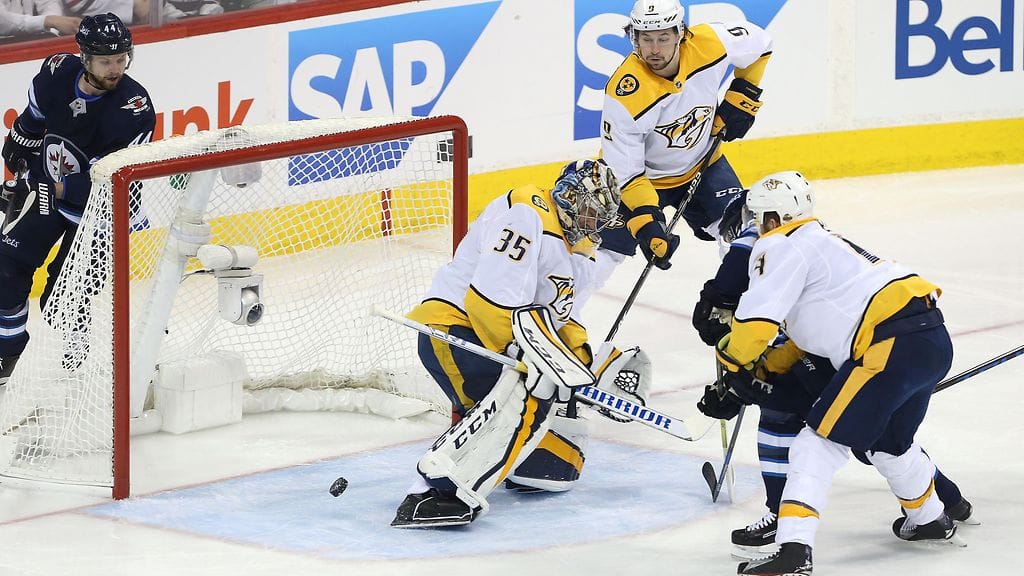 Nashville Predatorsin suomalaismaalivahti Pekka Rinne venyi huimaan torjuntaan pudotuspeliottelussa Winnipeg Jetsiä vastaan.