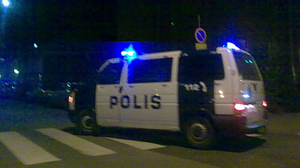 Paikalle saapui useita hälytysajoneuvoja. Poliisi sulki Albertinkadun ja Abrahaminkadun välisen osuuden Kalevankadusta. Kuva: MTV3