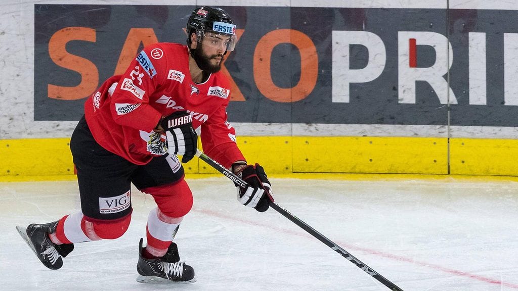 Steven Strong saateltiin paareilla jäältä.