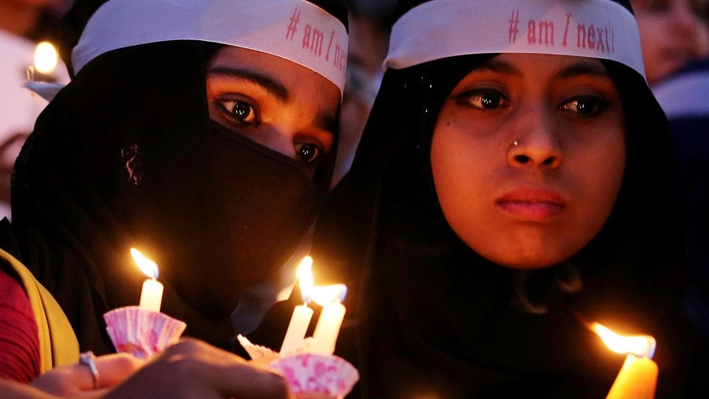 Kuva mielenosoittajia seksuaalista hyväksikäyttöä vastaan Intiassa.