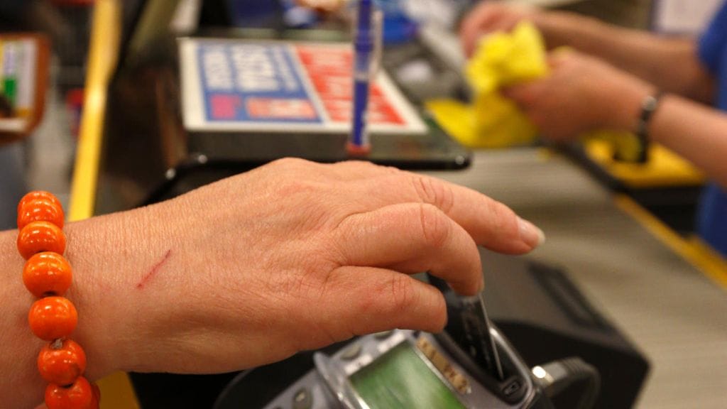 Kesätyöpaikkojen määrä nousee EK:n mukaan hieman viime kesään verrattuna. Kuvituskuva kaupan kassalta.