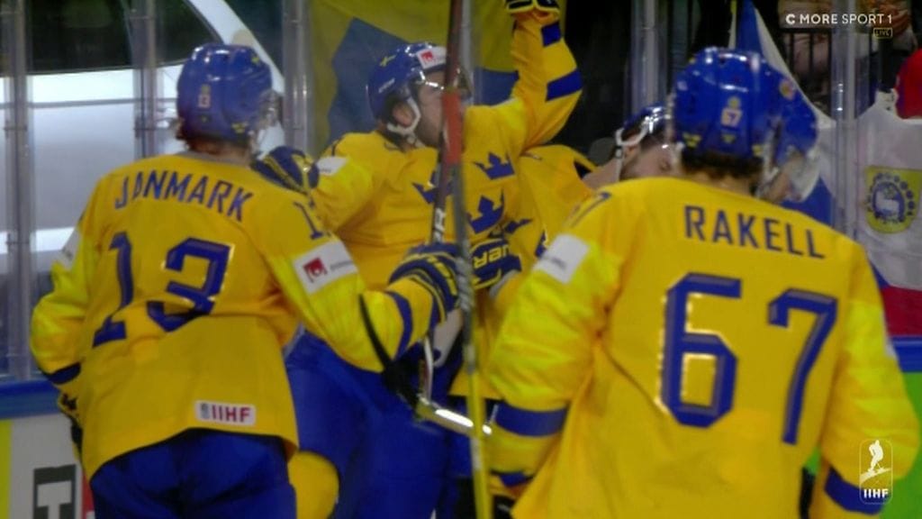 Ruotsin Mika Zibanejad iski vahingossa kovan kyynärpäätäräytyksen tähtipakkiin Oliver Ekman-Larssoniin jääkiekon MM-kisojen sunnuntain iltapäiväottelussa Tshekkiä vastaan.