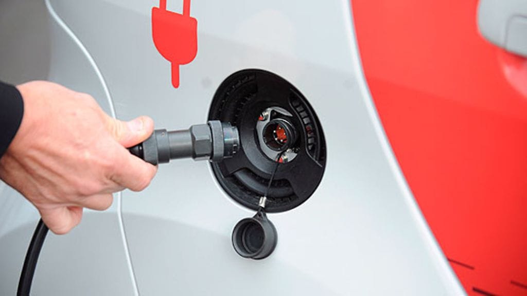 Ladattavan hybridin hankki keskimäärin 49-vuotias ja sähköauton 46-vuotias henkilö. Sähköauton hankkineiden naisten keski-ikä oli 44 vuotta.