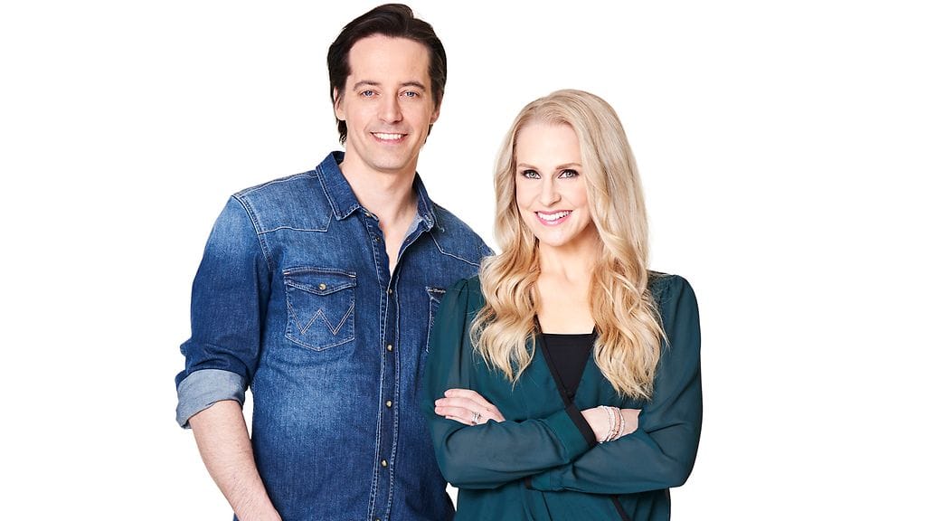 Ilkka Uusivuori ja Joanna Kuvaja juontavat Fort Boyard -ohjelmaa.