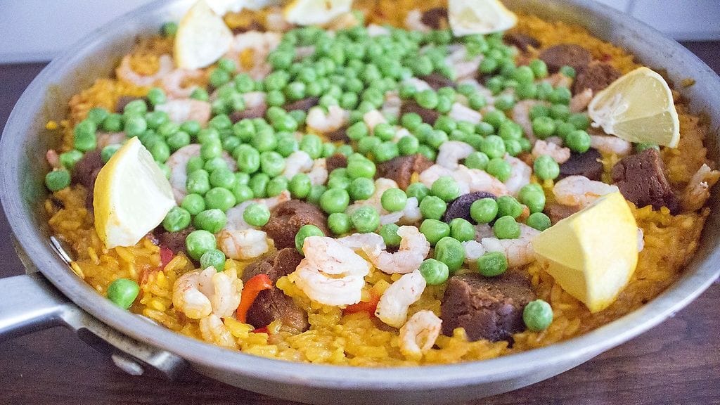 Paella on ruokalaji, josta riittää isommallekin porukalle.