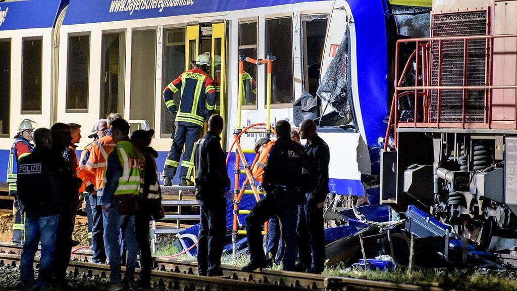 Kaksi junaa törmäsi myöhään maanantai-iltana Saksassa.