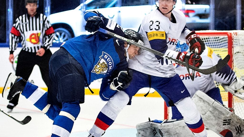 Leijonien Janne Pesonen puskee Etelä-Korean maalille.