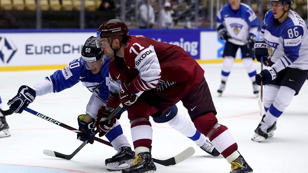 Leijonat-puolustaja Juuso Riikola kamppailee Latvia-pelissä.