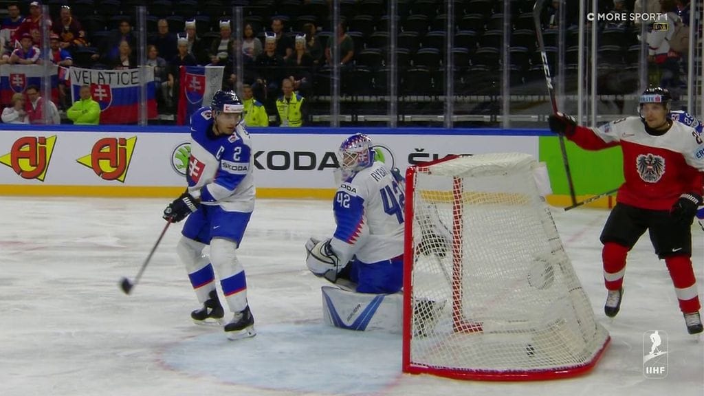 Slovakian puolustaja Andrej Sekera teki epäonnisesti oman maalin jääkiekon MM-kisoissa Itävaltaa vastaan.