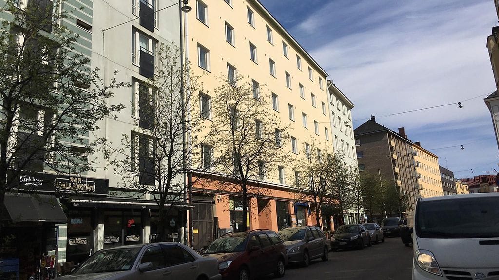 Sarjakuristaja Michael Penttilän uhriksi epäilty 52-vuotias nainen löydettiin keltaisen kerrostalon sisäpihan rapussa sijaitsevasta asunnosta.