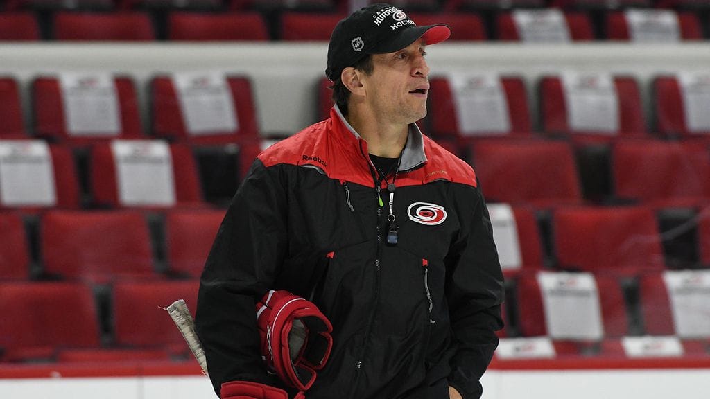 Carolina Hurricanesin päävastuun ottava Rod Brind'Amour on toiminut edellisinä vuosina seuran apuvalmentajana.