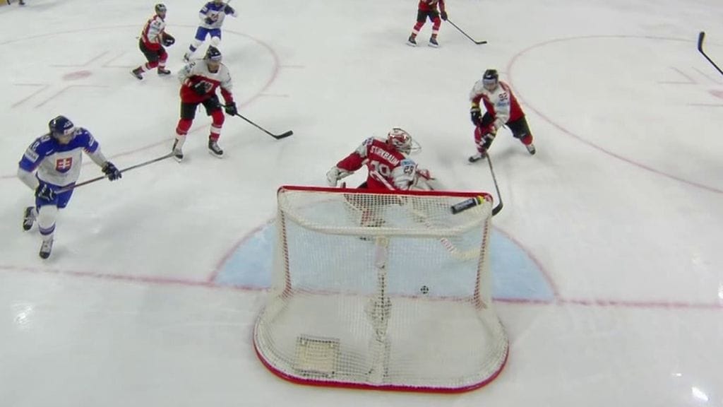 Itävallan maalivahti Bernhard Starkbaum päästi taakseen helponlaisen osuman Slovakiaa vastaan jääkiekon MM-kisoissa Tanskassa.