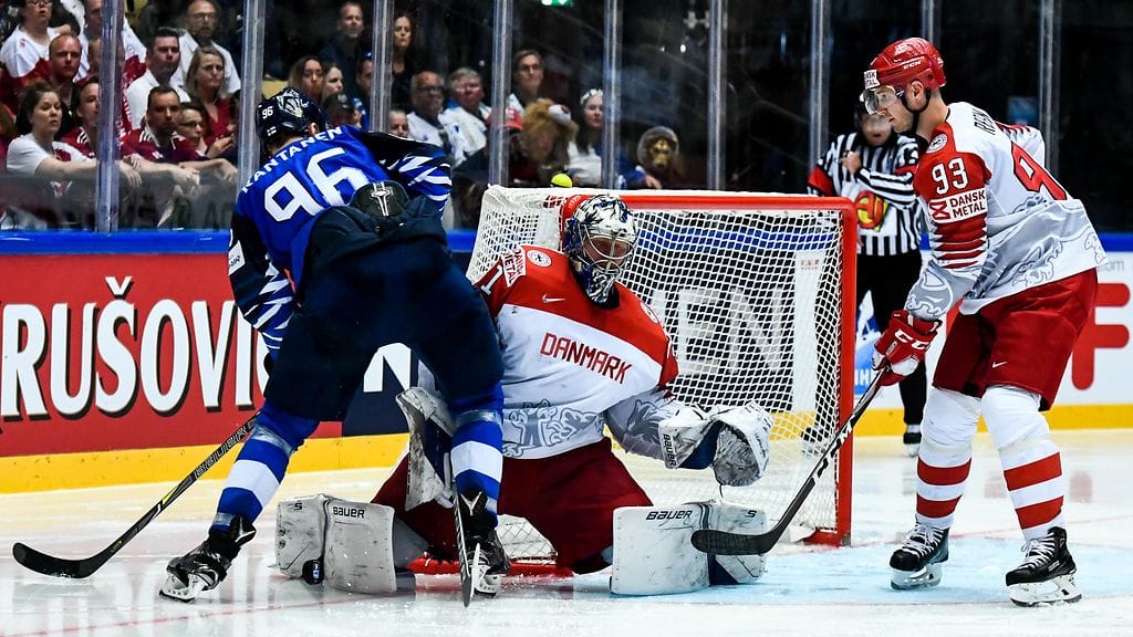 Mikko Rantanen rynnistää maalille.