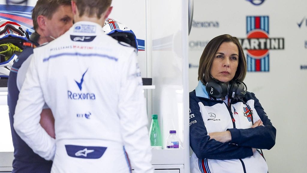 Apulaistallipäällikkö Claire Williams mietteissään F1-varikolla.