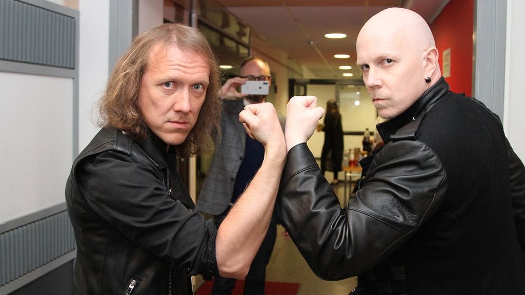 Apulannan Sipe Santapukki ja Toni Wirtanen MTV:n studiolla 10. toukokuuta 2018. Taustalla salakuvaamassa Tuomas Enbuske, joka ei ole yhtyeen jäsen.