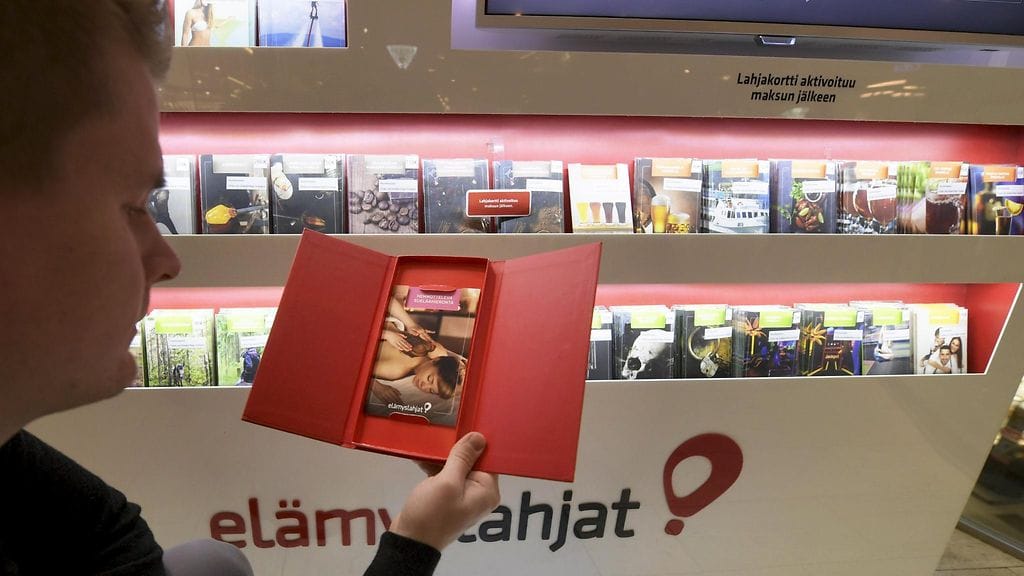 Mies tutustuu Elämyslahjat-yrityksen myyntikioskin tarjontaan Kampin kauppakeskuksessa Helsingissä 11. toukokuuta 2018. Kasvava tavara-ahdistus tekee ihmisistä entistä harkitsevampia lahjaostoksilla.