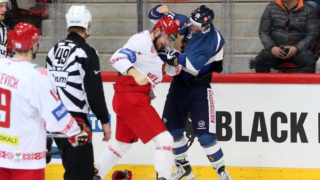 Veli-Matti Savinainen tappeli MM-leirityksen aikana. Olli Jokisen mukaan puhtaita tappelijoita ei enää NHL:ssä ole.