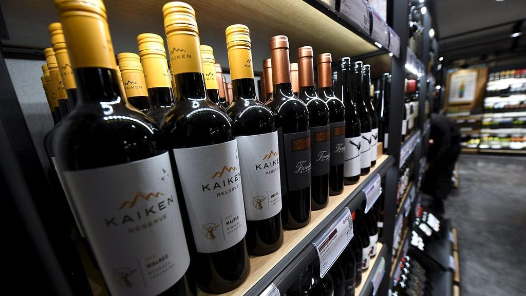 Viinihyllyn tarjontaa Alkon uudessa "nostalgiamyymälässä" Töölöntorilla Helsingissä 21. syyskuuta 2017.