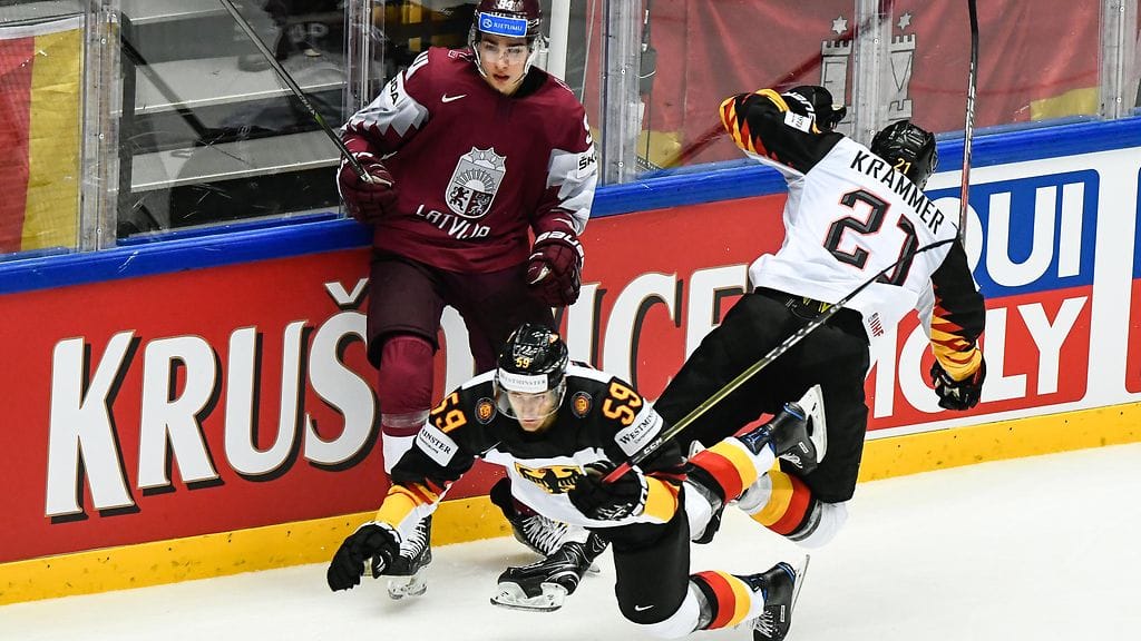 Saksan nuoret pelaajat ilmalennossa MM-kisoissa.