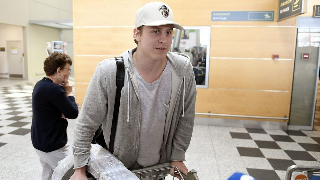 Eeli Tolvanen saapui lauantaina Tanskaan ennen jääkiekon MM-kisojen Kanada-ottelua.