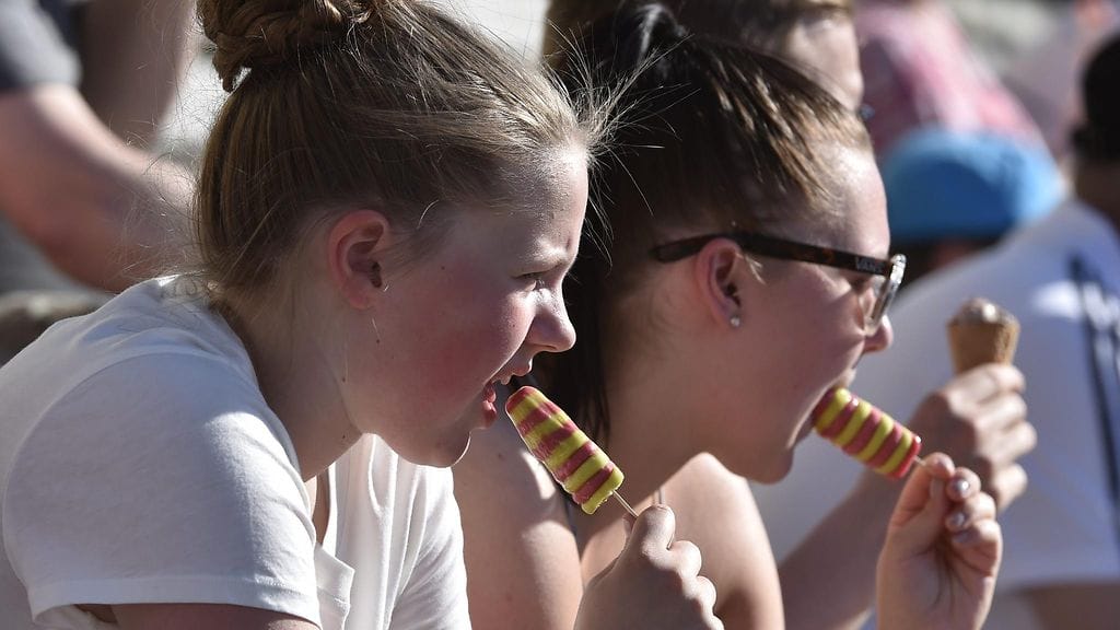 Jäätelö maistui tänään nuorille katsojille Hyvinkäällä pesäpallon miesten Superpesiksen ottelussa Hyvinkään Tahko vs Joensuun Maila.
