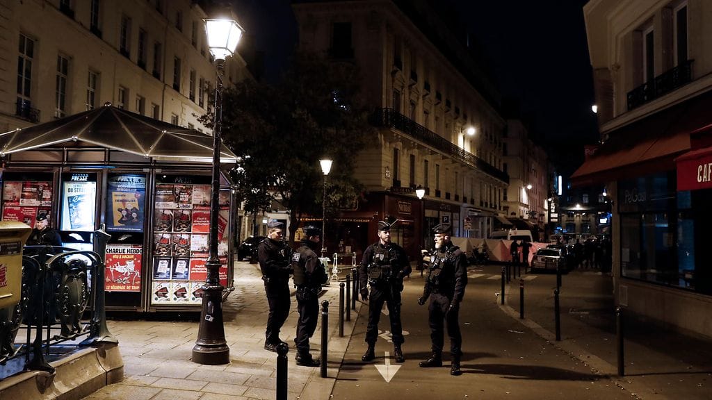 Yksi ihminen kuoli ja useita haavoittui, kun parikymppinen mies kävi ihmisten kimppuun ravintola-alueella Pariisissa viime viikonloppuna.