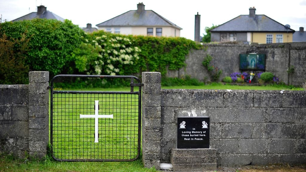 Äitien ja vauvojen kodit nousivat otsikoihin joitakin vuosia sitten, kun Tuamista löytyi merkitsemätön joukkohauta.