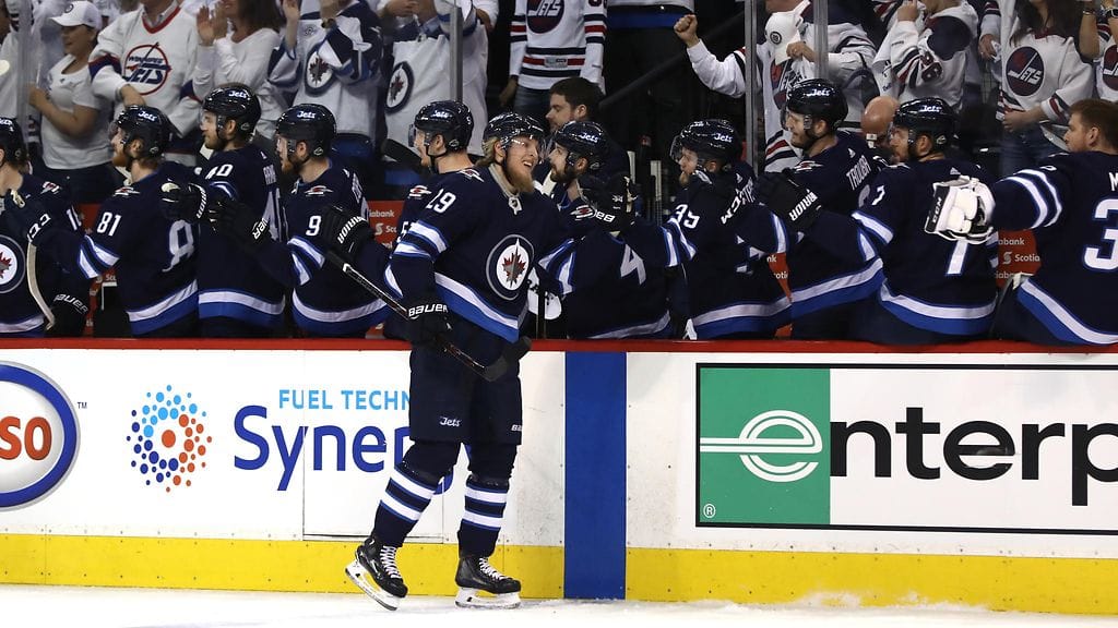 Patrik Laine onnistui maalinteossa, kun Winnipeg Jets kaatoi NHL:n konferenssifinaaleiden avausottelussa Vegas Golden Knightsin lukemin 4-2.