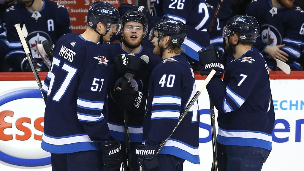 Joel Armia (numero 40) heilutti maaliverkkoja, kun Winnipeg Jets otti NHL:n läntisen konferenssin finaaleissa avausvoiton Vegas Golden Knightsista.