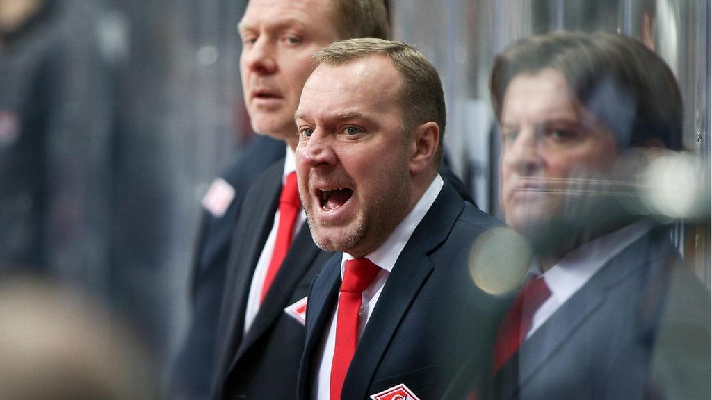 Aleksei Zhamnov (keskellä) toimii nykyään Venäjän maajoukkueen apuvalmentajana.