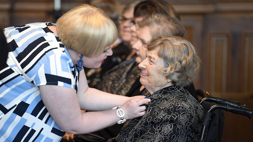 presidentti palkitsi äitejä (2)