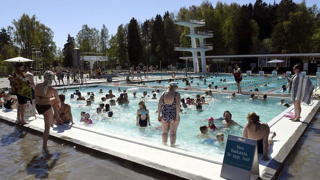 Arkistokuva hellepäivästä. Kuvassa Helsingin Kumpulan maauimala.